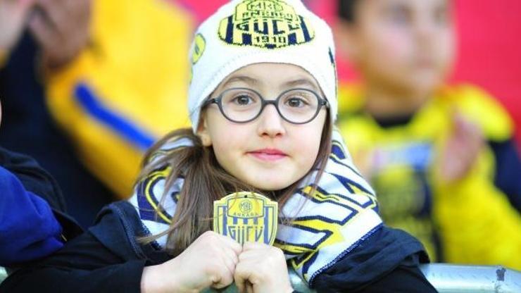 Ankaragücü-Bursaspor maçında stat Mert ve Eren için doldu