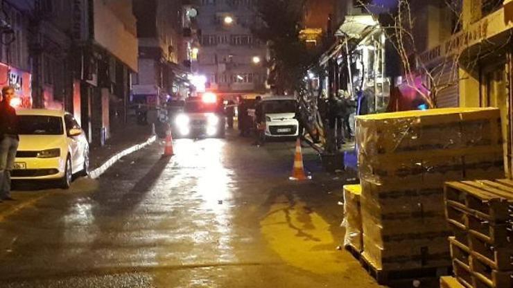 Fatihte bir polis iş yeri güvenlik görevlisini bacağından vurdu