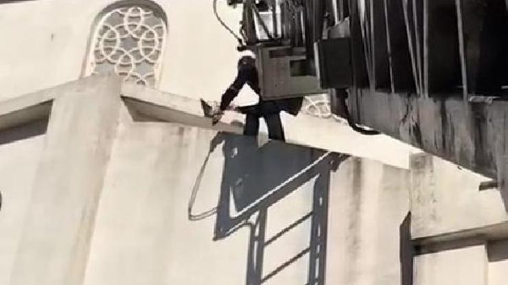 Ayağı tellere takılan güvercin kurtarıldı