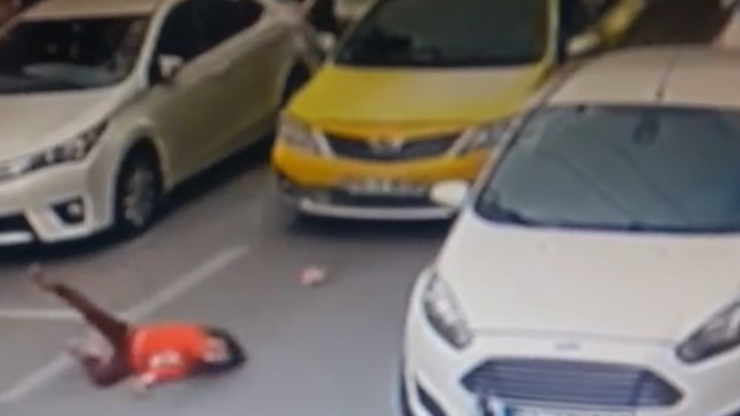 Taksinin, kız çocuğuna çarpma anı kamerada