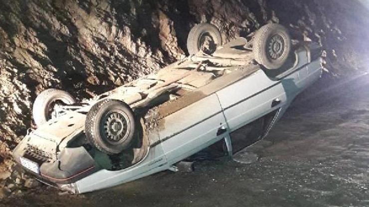 Otomobil şarampole devrildi: 2 yaralı