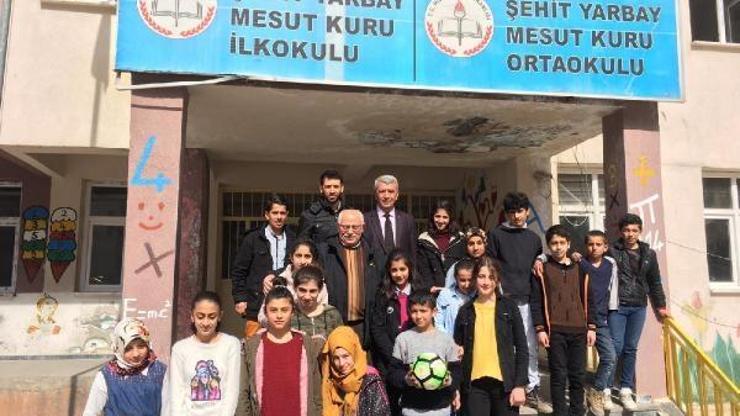 Binali Kartaldan Hakkaride çocuklara futbol topu jesti