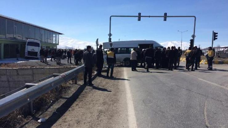 Polisleri taşıyan midibüs ile minibüsün çarpıştığı kazada ölenler toprağa verildi