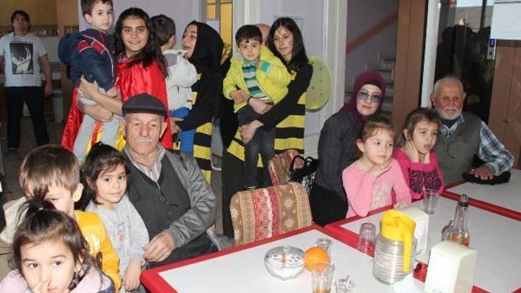 Öğrencilerden Yaşlılar Haftasına erken kutlama