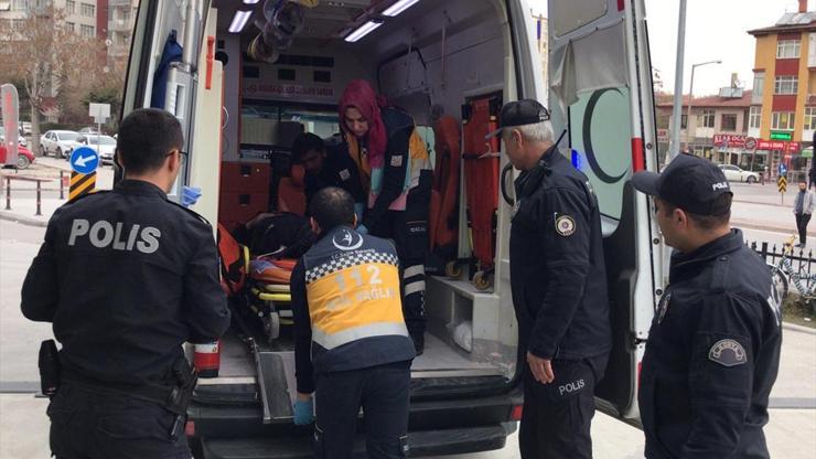 Yolu kapatmak isteyen polise otomobil çarptı