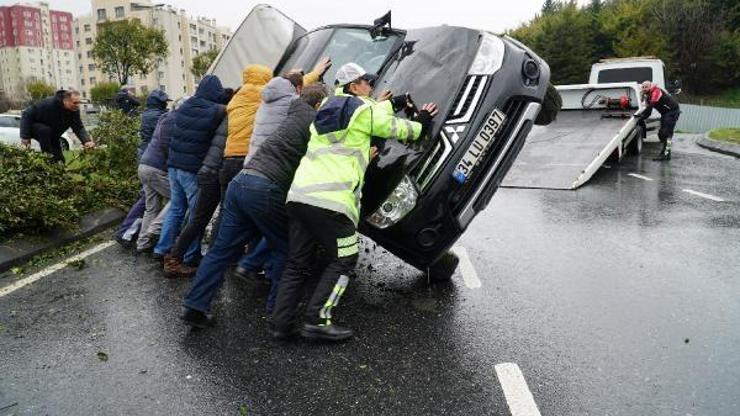 Zeytinburnunda kayganlaşan yolda trafik kazası