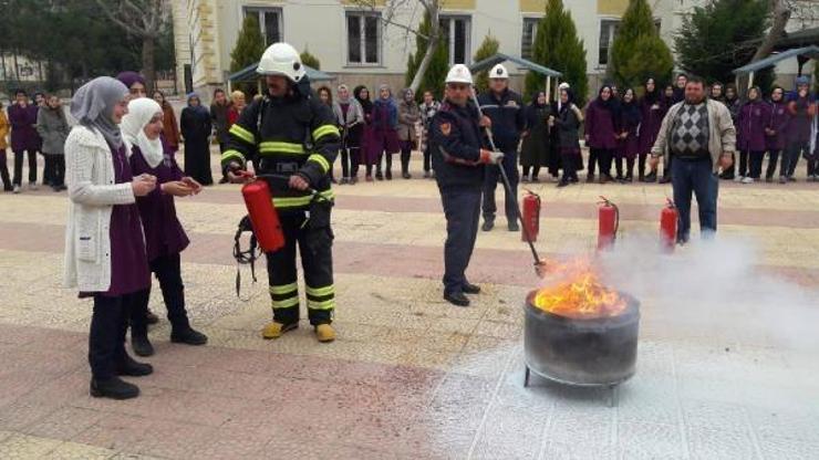 Kiliste itfaiyeden öğrencilere yangın eğitimi
