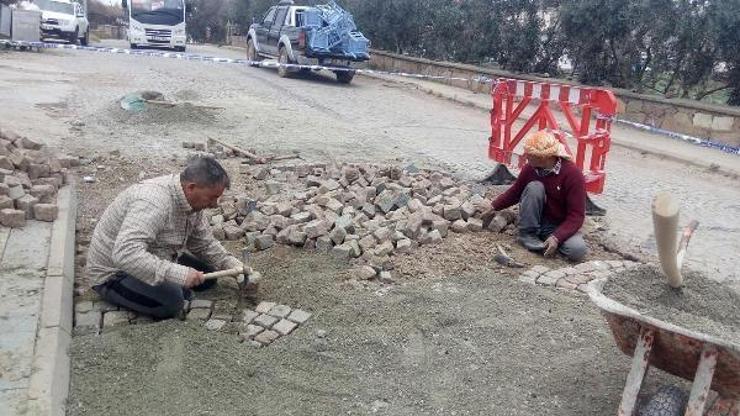 Ayvalık Belediyesi bozulan yolları onarıyor