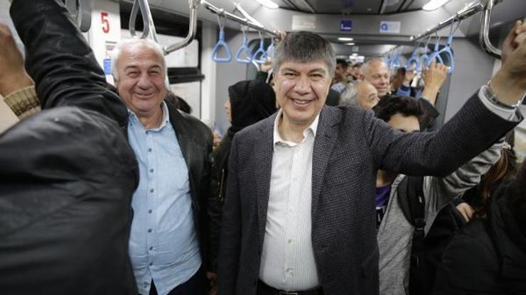 Başkan Türel, tramvayda vatandaşlarla yolculuk yaptı