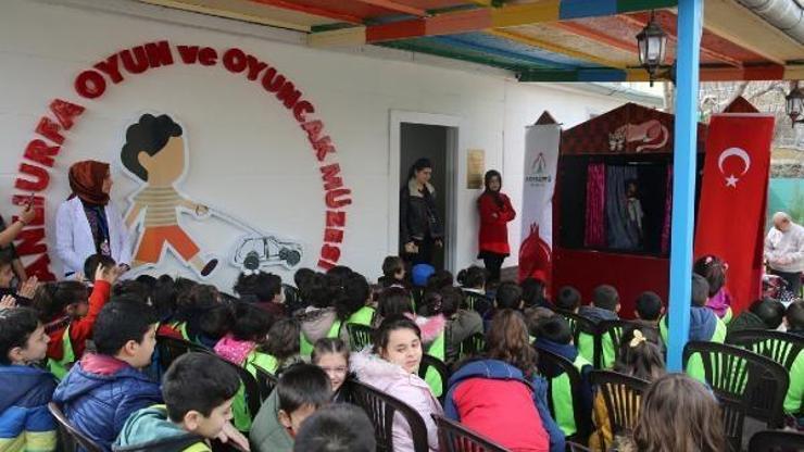 Karaköprü’de çocuklar kukla gösterisiyle eğlendi