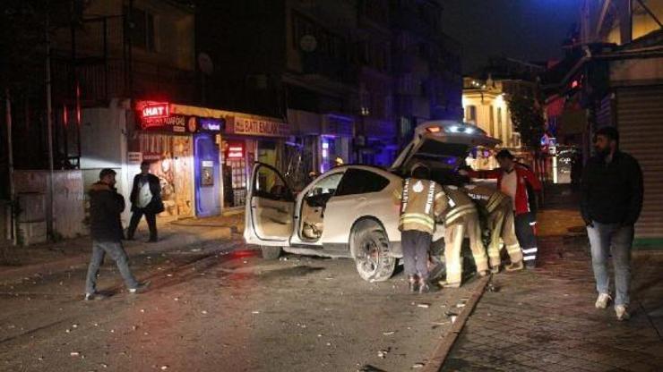 Lüks otomobil binanın kolonuna çarptı: 1i ağır 3 yaralı