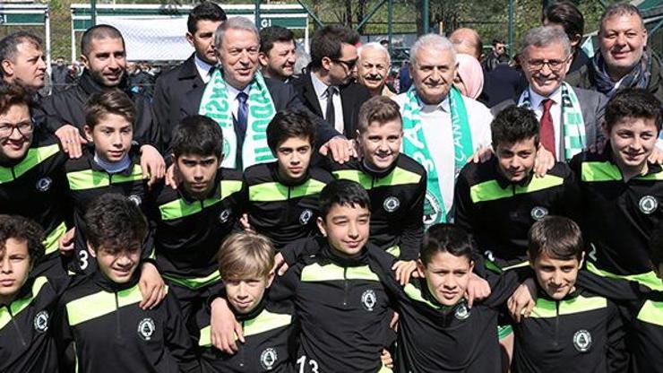 Binali Yıldırım ve Bakan Akar genç sporcularla bir araya geldi