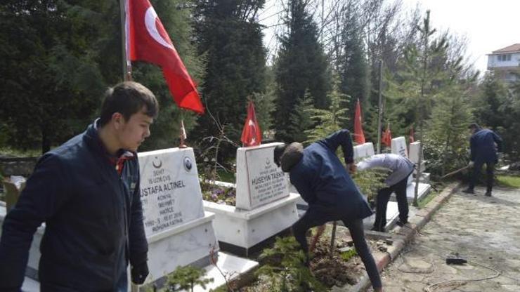 Öğrenciler şehitlikteki bayrakları yeniledi