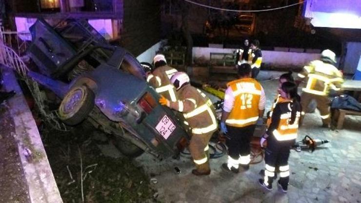 Otomobil evin bahçesine uçtu: 2 yaralı