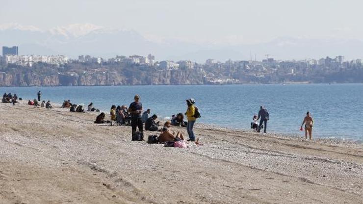 Antalyada sahillerde güneşli hava yoğunluğu