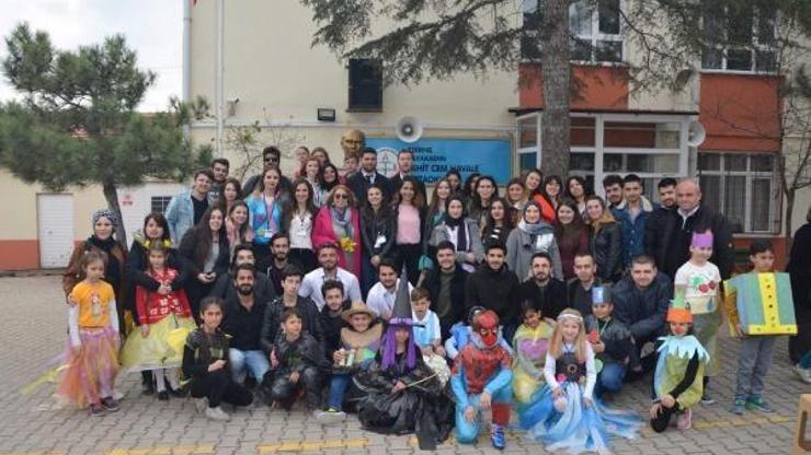 Atık malzemelerden kıyafetlerle defile