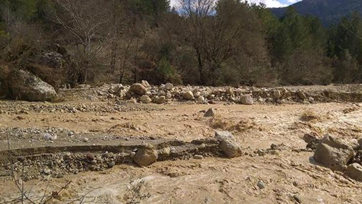 Kanal patlayınca tarlalar su altında kaldı