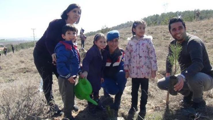 Jandarma ve öğrenciler birlikte fidan dikti