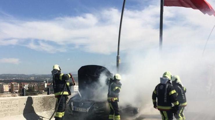 Seyir halindeki otomobil alev aldı