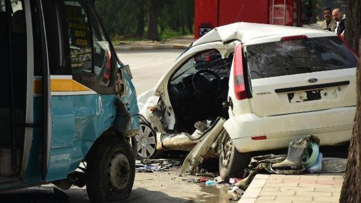 İzmirde yolcu minibüsü otomobile çarptı: 1 ölü, 11 yaralı