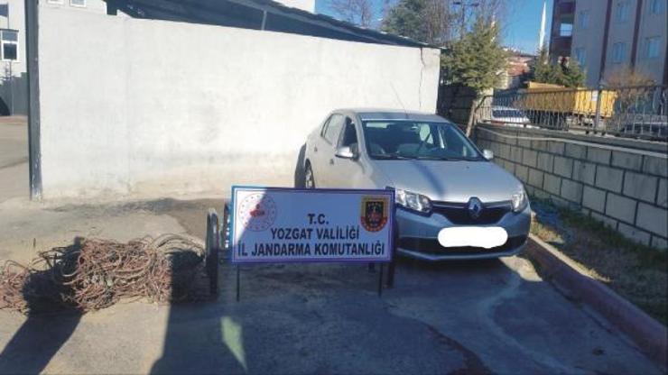 Çaldıkları kabloyu yakarken jandarmaya yakalandılar
