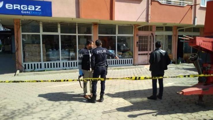 Aynı sokaktaki kırtasiyeci kardeşlerin müşteri kavgası: 1 ağır yaralı