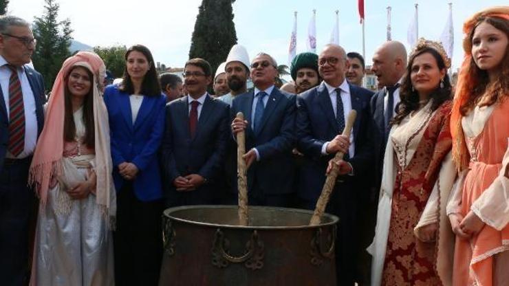 479uncu kez saçılacak mesir macununun baharatları karıldı