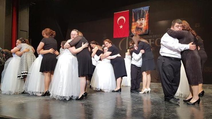 Down sendromlu çocuklar aileleriyle dans etti