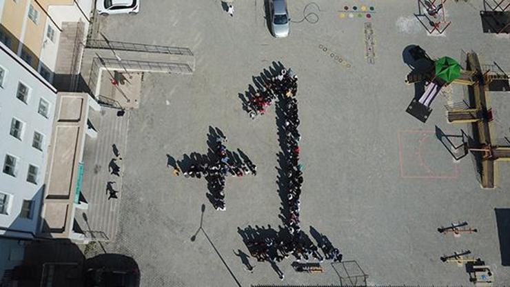 Farklarını vücutlarıyla okul bahçesinde +1 işareti yaparak anlattılar