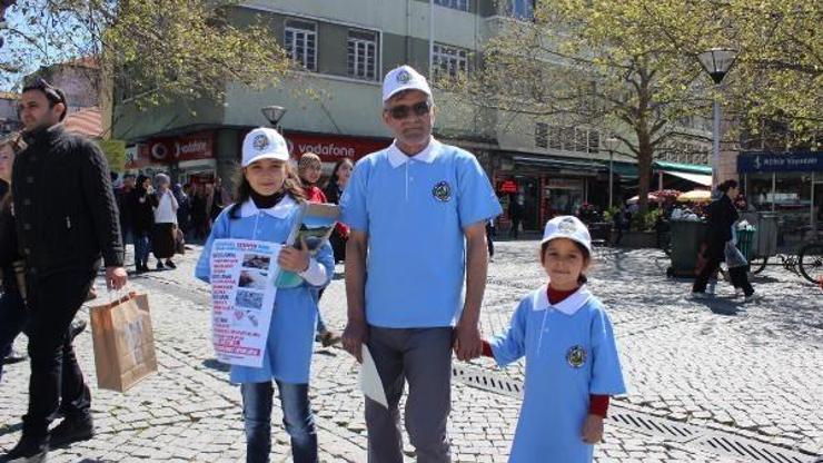 Doğa gönüllüsü broşür dağıttı