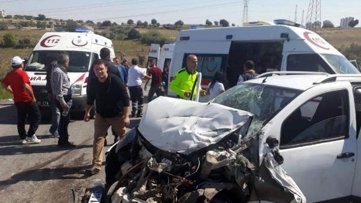 Tarsusta kamyona arkadan çarpan otomobildeki 4 kişi yaralandı