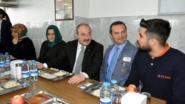 Bakan Varank işçilerle yemek yedi
