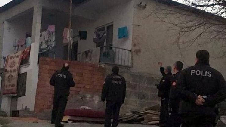 Kızına sinirlenen baba, evinin çatısına çıktı