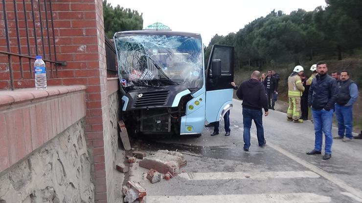 Yolcu minibüsü duvara çarptı: 8 yaralı