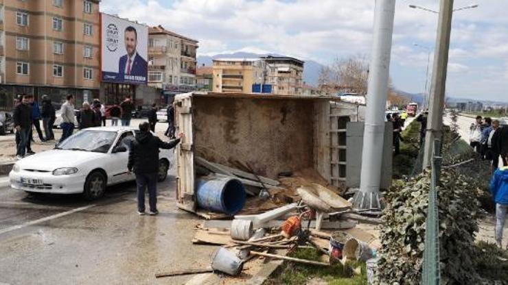 Bursada kamyonet devrildi: 3 yaralı