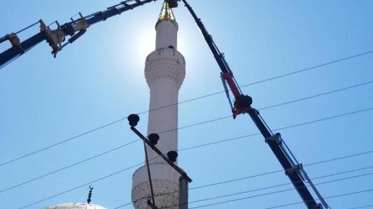 Depremde hasar gören minarenin külahı söküldü