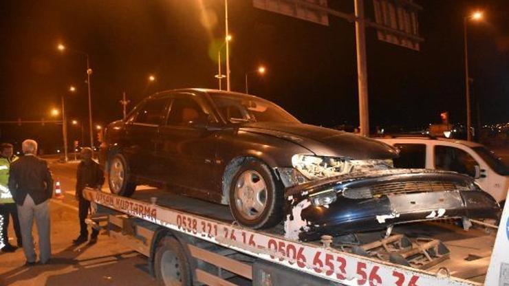 Ambulans ile otomobil çarpıştı: 3 yaralı