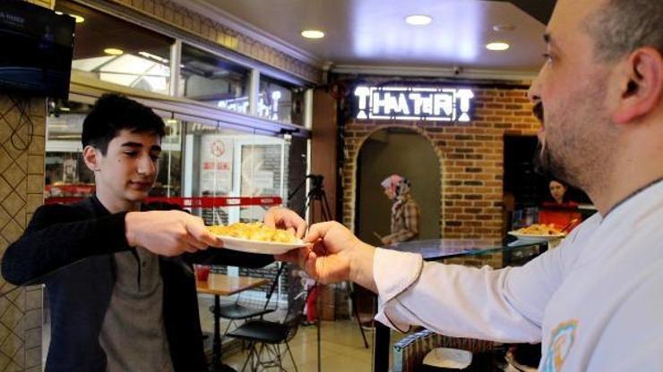 İstiklal Marşını okuyana börek bedava