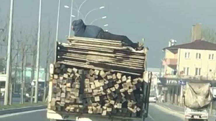 Kamyonetteki kerestenin üzerinde yatarak yolculuk yaptı