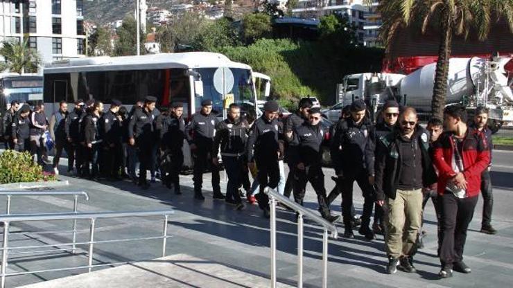 Uyuşturucu operasyonunda 17 şüpheli adliyede