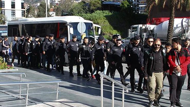 Uyuşturucu operasyonunda 17 şüpheli adliyede