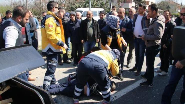 Aydınlatma direğine çarpan otomobilden yola fırladı