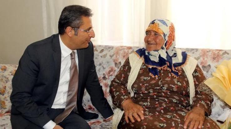 Başkan Pamuk’tan yaşlılara evlerinde ziyaret