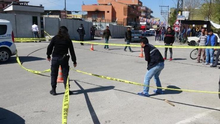 Akrabalarını polis merkezi çıkışında bacağından vurdular