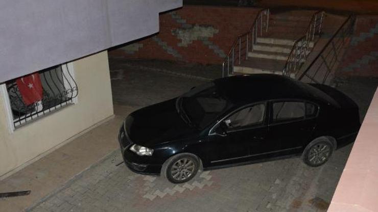 Kazada savrulan otomobil, apartman bahçesine uçtu