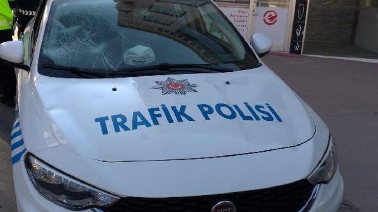 Sürücü polis otosunun camını kırdı, annesi bastonla polislere saldırdı