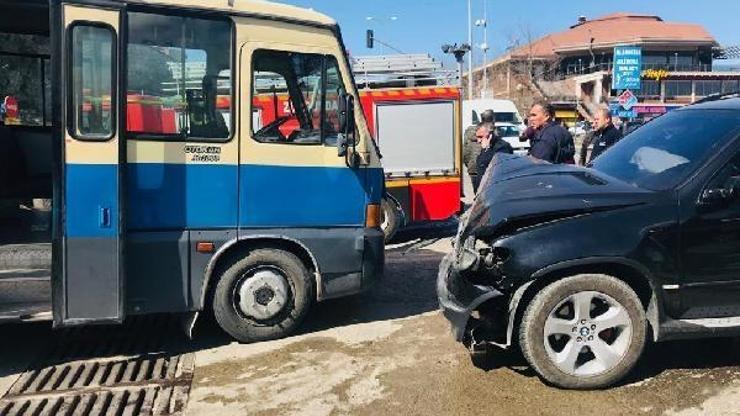 Yolcu minibüsü otomobille çarpıştı: 2 yaralı