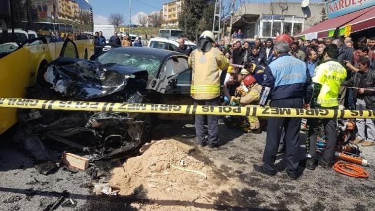 Başakşehirde İETT otobüsü ile otomobil çarpıştı