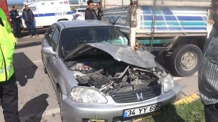 Zincirleme kazada kamyonet altında kalan otomobilin sürücüsü ölümden döndü
