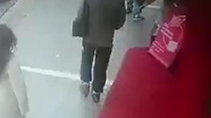 Trabzonda mağazanın önünden televizyon hırsızlığı kamerada